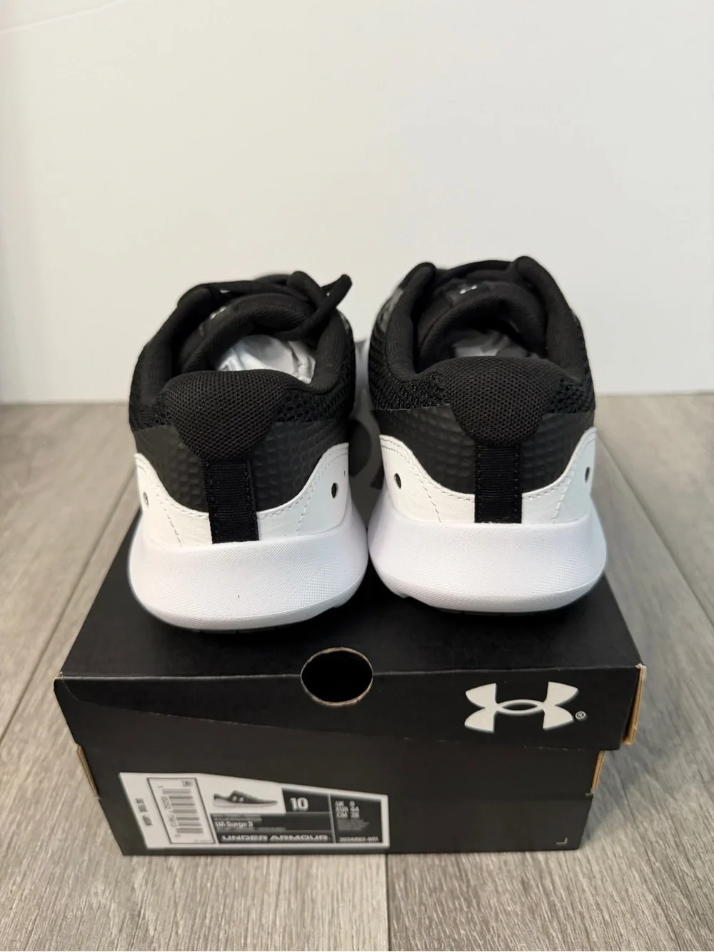 Under Armour Surge Men’s Black and White Running Shoes Size 10 New